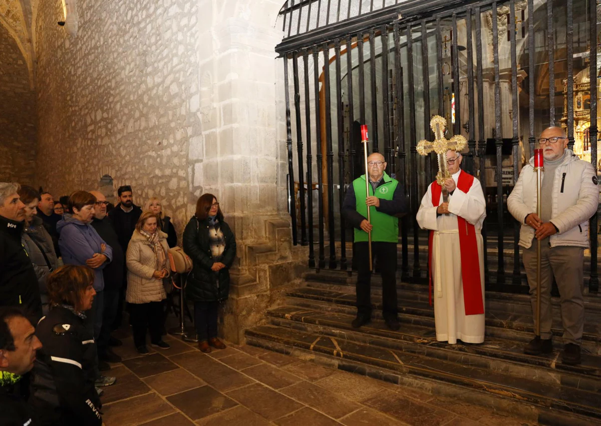 Imagen secundaria 1 — Tres momentos del solemne viacrucis en el exterior e interior de la iglesia del monasterio de Santo Toribio